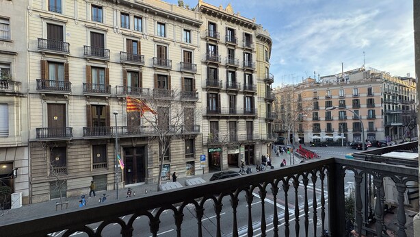 A multi-story building with balconies, a street view, and a clear sky. - Anais Apartments by gaiarooms  (Barcelona)