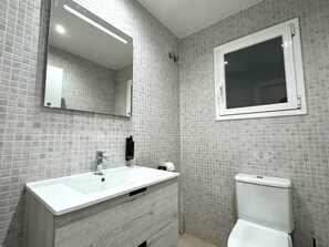 Secador de cabelo, bidê, toalhas de banho, sabonete