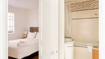 Een haardroger, handdoeken