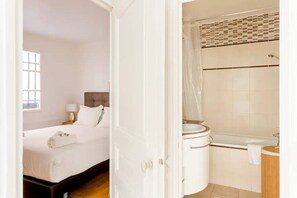 Sèche-cheveux, serviettes fournies