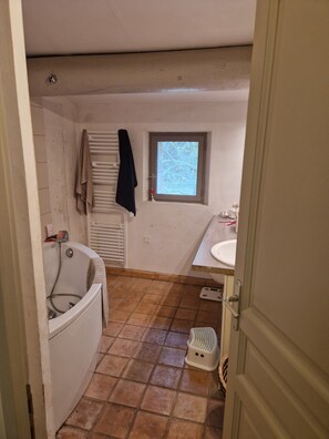 Douche, sĂšche-cheveux, serviettes fournies, savon
