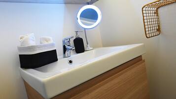 Een douche, een haardroger, handdoeken, zeep