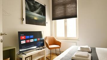1 slaapkamer, een kluis op de kamer, een bureau