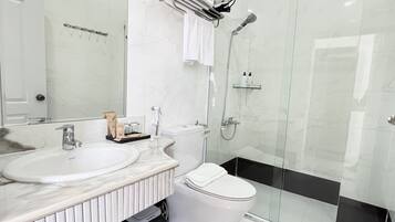 Executive Double Room | Bathroom | Shower, hydromassage showerhead, designer toiletries, hair dryer