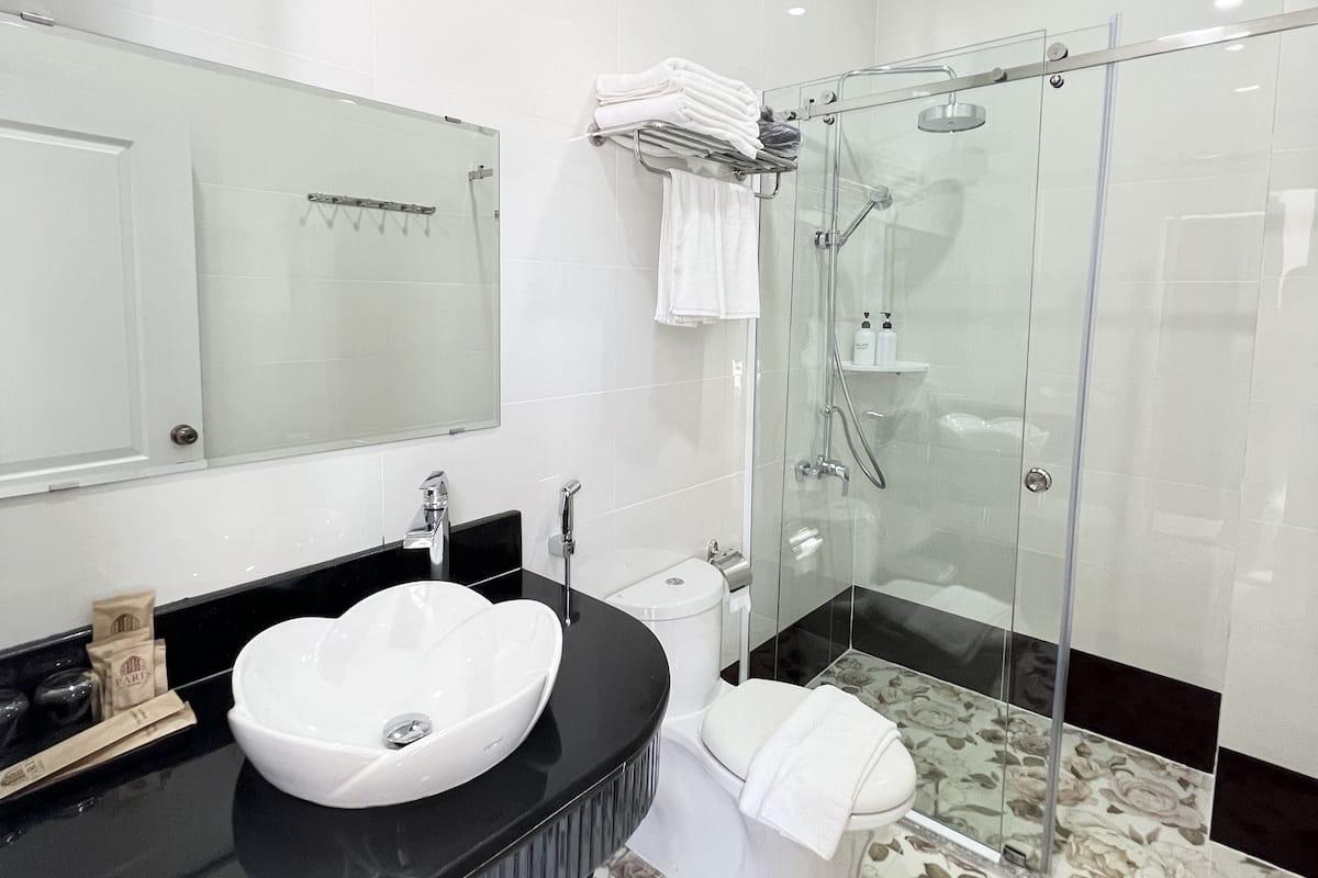 Executive Double Room | Bathroom | Shower, hydromassage showerhead, designer toiletries, hair dryer
