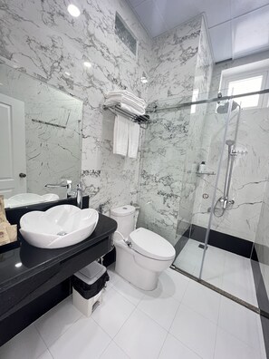 Deluxe Double Room | Bathroom | Shower, hydromassage showerhead, designer toiletries, hair dryer - Paris Hotel (Chau Doc)