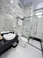 Deluxe Double Room | Bathroom | Shower, hydromassage showerhead, designer toiletries, hair dryer