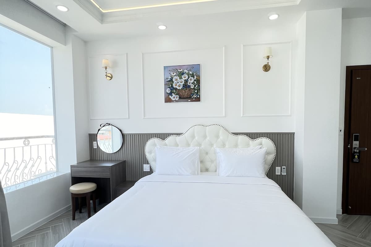 Executive Double Room | Premium bedding, minibar, individually decorated, individually furnished