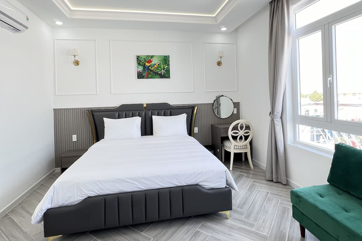 Executive Double Room | Premium bedding, minibar, individually decorated, individually furnished