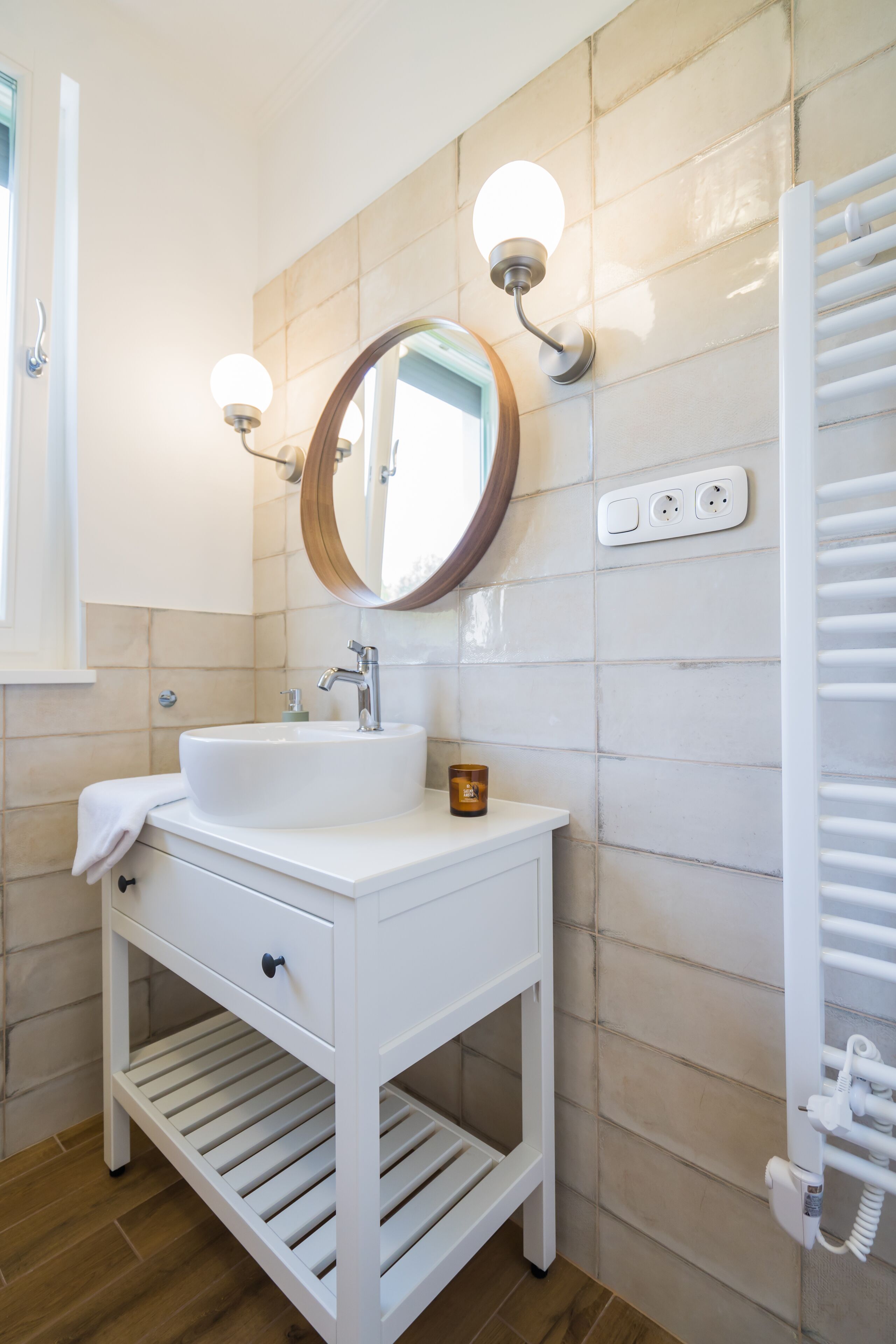 Douche, sèche-cheveux, serviettes fournies, savon