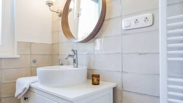 Douche, sĂšche-cheveux, serviettes fournies, savon