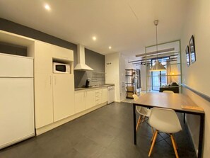 Estúdio | Cozinha privada | Geladeira grande, micro-ondas, cooktop, lava-louças