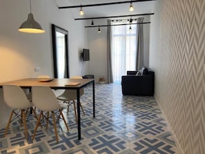 Studio | Aire de séjour | Téléviseur