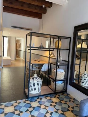 Liceu Apartments by gaiarooms