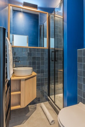 Shower, hair dryer, towels, soap - Hedonist House - Architect Loft - 15 min from city center - 3 bedrooms - 8 guest (Gentilly)