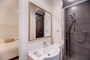 Shower, hair dryer, bidet, towels