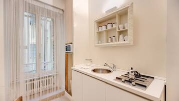 KĂŒhlschrank, Mikrowelle, Herdplatte, Wasserkocher mit Kaffee-/Teezubehör