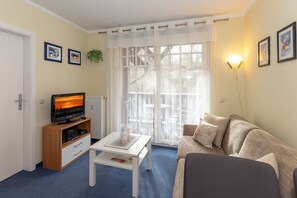 TV, bøker, musikkbibliotek og stereoanlegg