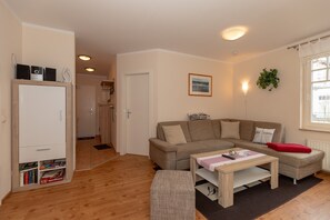 TV, bøker, musikkbibliotek og stereoanlegg