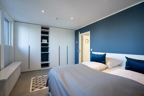 2 soverom, skrivebord, strykejern/-brett og reiseseng for barn