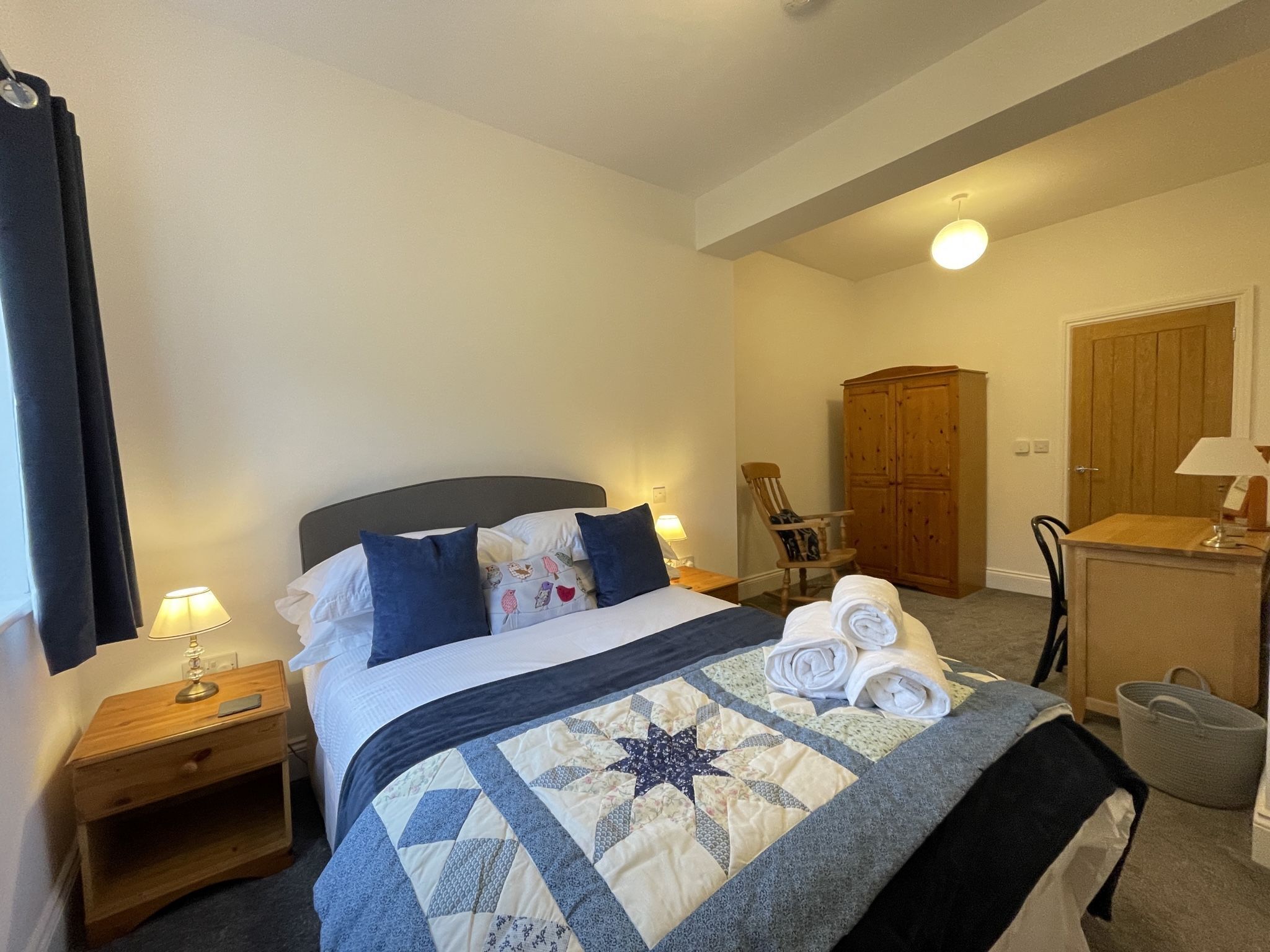 3 slaapkamers, een strijkplank/strijkijzer, wifi, beddengoed