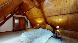 6 habitaciones, tabla de planchar con plancha y cuna de viaje 