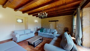 Télévision, cheminée, table de tennis de table