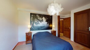 6 soverom, strykejern/-brett, reiseseng for barn og wi-fi (inkludert)