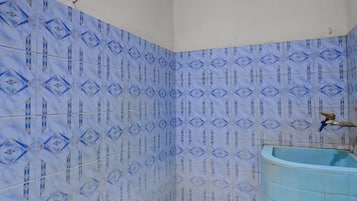 Habitación doble estándar | Baño | Regadera, regadera tipo lluvia, toallas