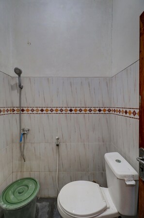 Chambre Double Deluxe | Salle de bain | Douche, douche à « effet pluie », serviettes fournies