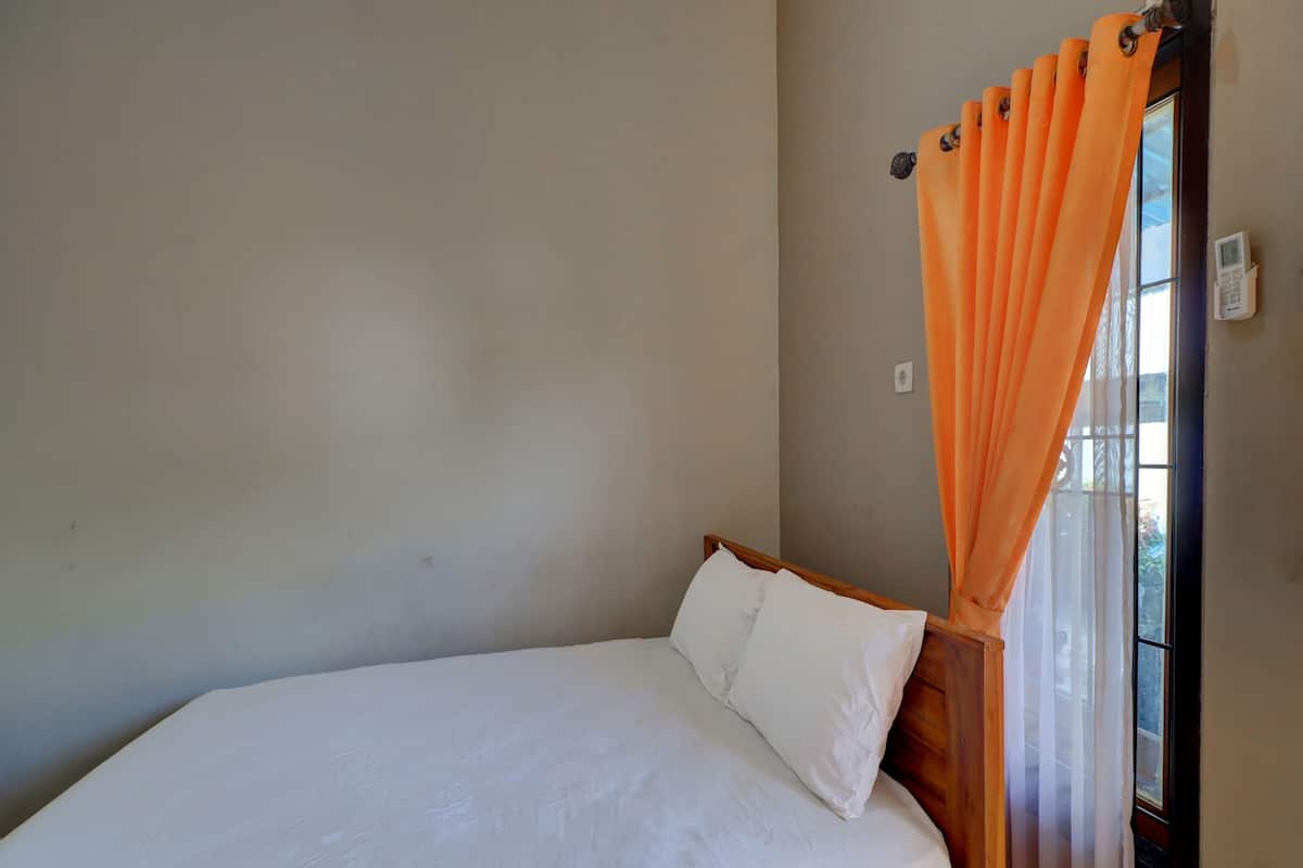 Deluxe Double Room | Laptop workspace, bed sheets