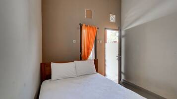 Habitación doble Deluxe | Espacio para trabajar con laptop y ropa de cama