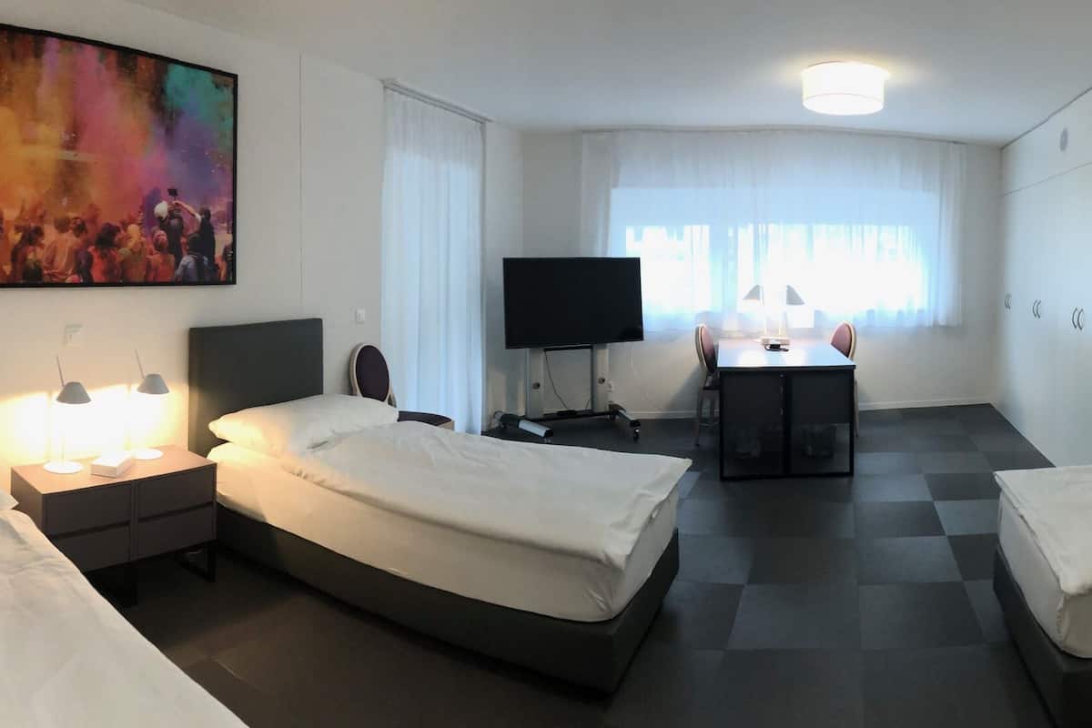 Quadrupla Luxury, per soggetti allergici | 1 camera, una cassaforte in camera, una scrivania, postazione laptop