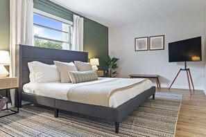 3 室のベッドルーム、デスク、アイロン / アイロン台、旅行用ベビーベッド