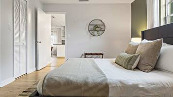 3 Schlafzimmer, Schreibtisch, Bügeleisen/Bügelbrett, Reisekinderbett