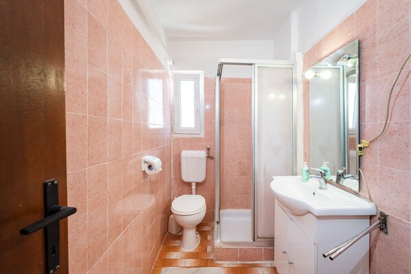 Apartment, 2 Bedrooms, Balcony, City View | Bathroom | Toilet paper