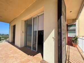 Exterior detail - Apt Sant Pere Pescador - Pool & Wifi, Terrace Field View (Sant Pere Pescador)