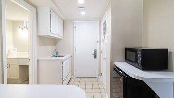 Kühlschrank, Mikrowelle, Wasserkocher mit Kaffee-/Teezubehör