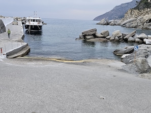 På stranden