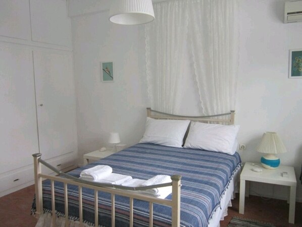 1 habitación, caja de seguridad en la habitación y escritorio 