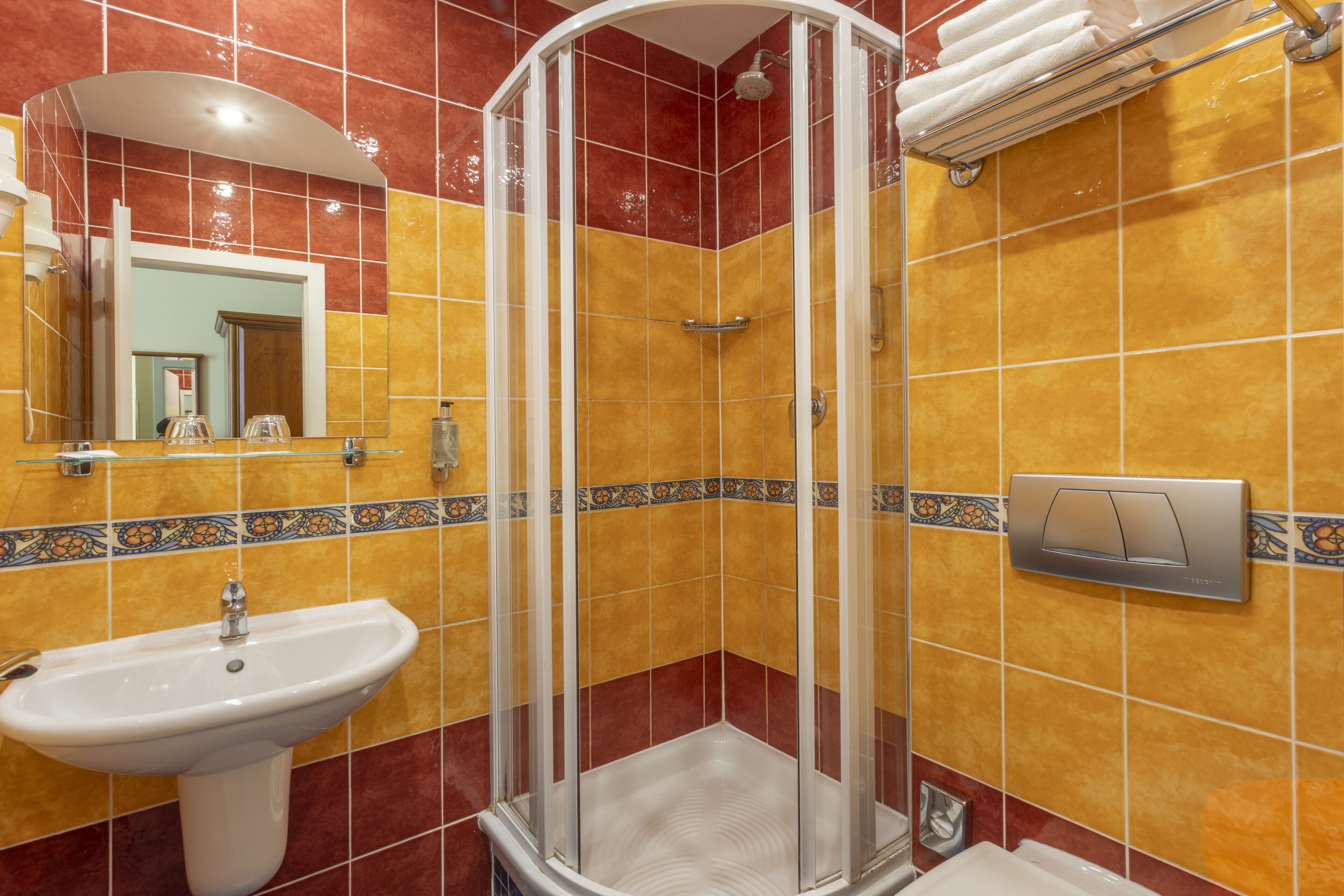 تجهيزات دش، مستلزمات مجانية للعناية الشخصية، مجففات شعر، مناشف