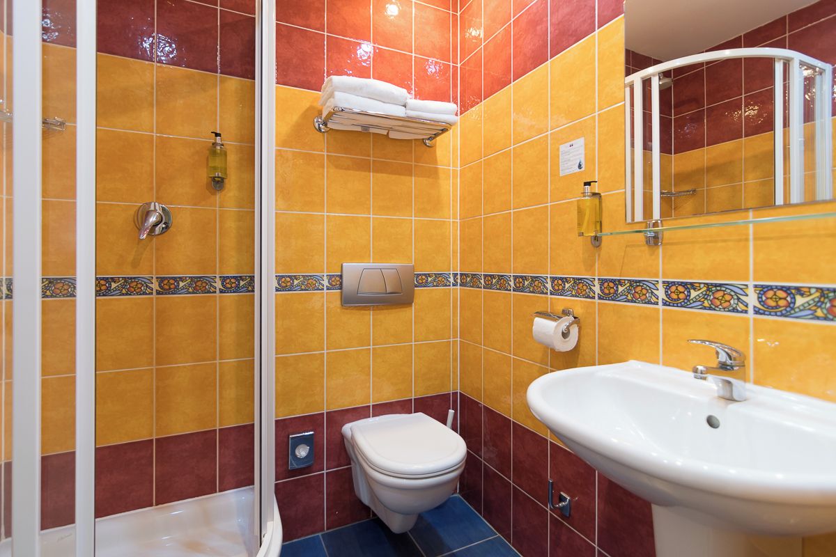 Ein Badezimmer mit Dusche, Toilette und Waschbecken.