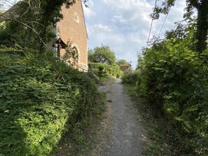 المنطقة المحيطة بالمنشأة