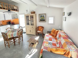 TV, ping pong - Charming 1-Bed Apt with Pool, Tennis, and Beach Access (Bretignolles-sur-Mer)