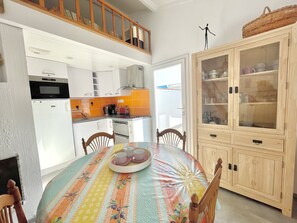 Dining - Charming 1-Bed Apt with Pool, Tennis, and Beach Access (Bretignolles-sur-Mer)