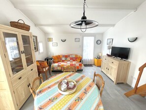 TV, table tennis - Charming 1-Bed Apt with Pool, Tennis, and Beach Access (Bretignolles-sur-Mer)