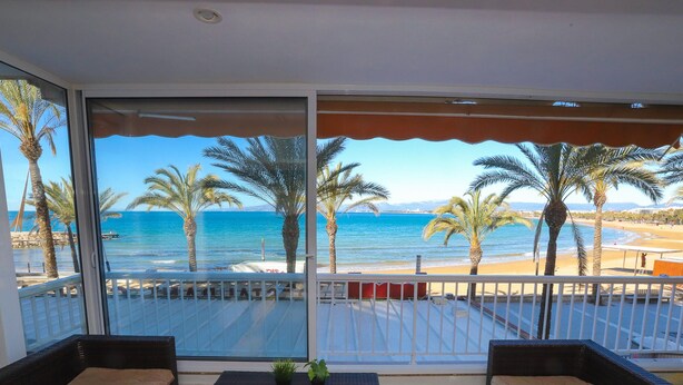 A balcony with a view of the beach and ocean. - Modern 3-bedroom beachfront house, Salou (Salou)