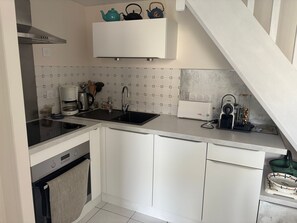 Frigorífic, microones, forn i placa de cuina 