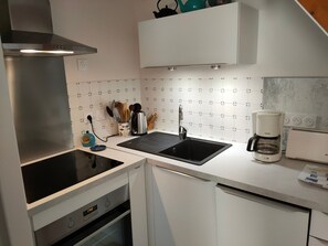 Réfrigérateur, micro-ondes, four, plaque de cuisson