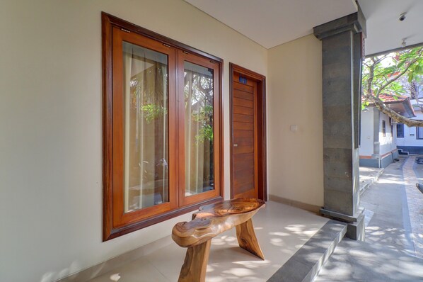 Terrace/patio - OYO Life 92852 Singgah Hotel Legian (Seminyak)